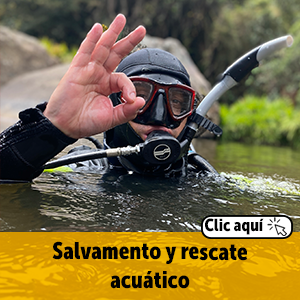 Bombero con traje acuático en el agua