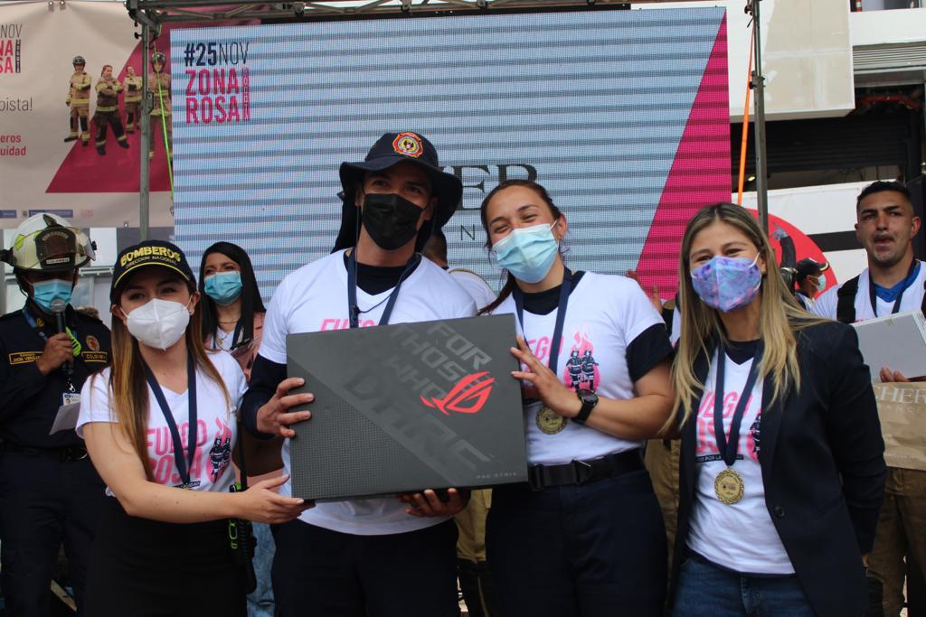 Grupo de bomberos recibiendo el 1er puesto en la carrera