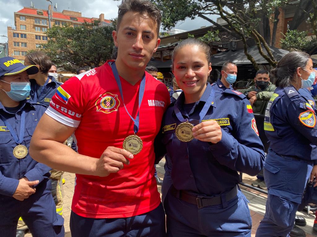 Grupo de bomberos recibiendo el 4to puesto en la carrera