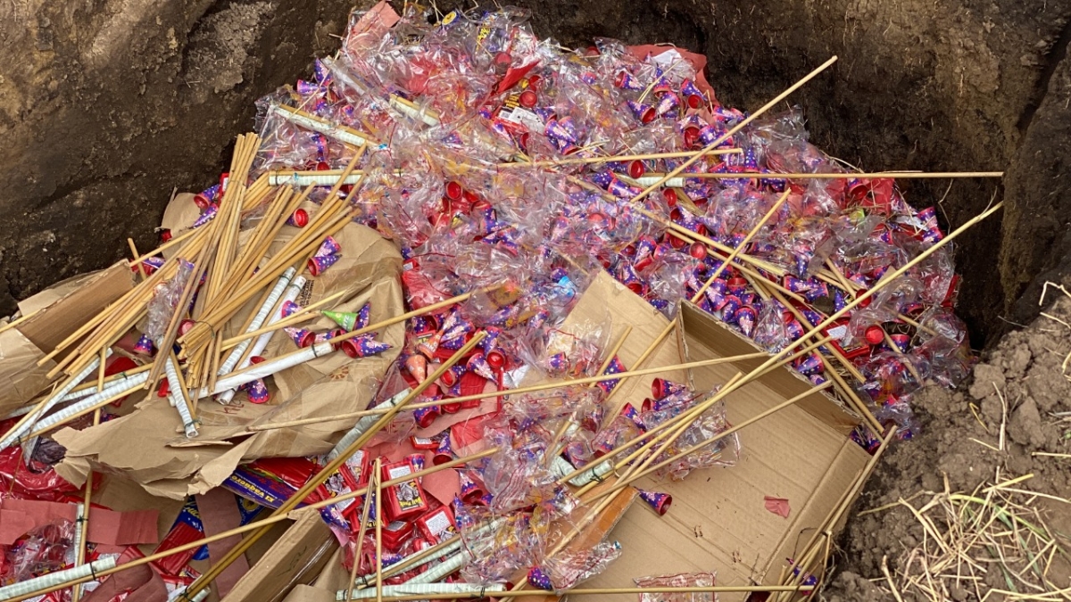 Pólvora acumulada en un hueco a punto de ser destruida