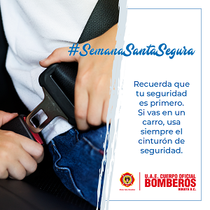 persona colocándose el cinturón de seguridad 