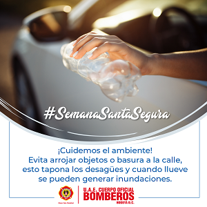 mano lanzando botella de plástico por la ventana del carro