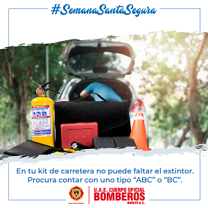 Extintor, botiquín, linterna y cono de seguridad detrás de un vehículo estacionado 