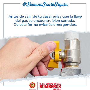 Mano cerrando registro de gas