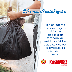 persona alzando bolsa de basura 