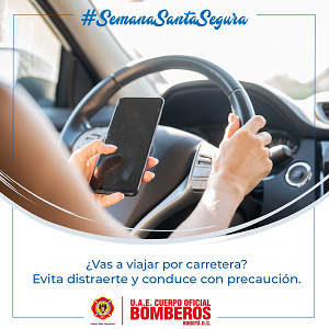 Mujer manejando un carro manipulado el celular 