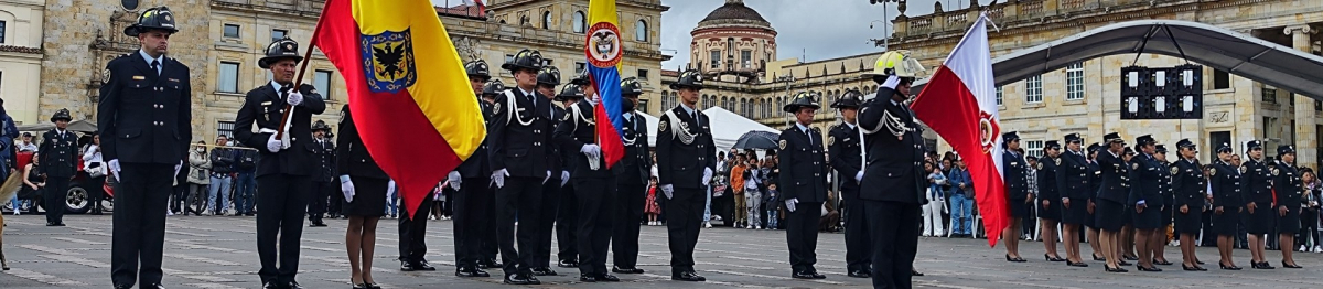Bombera operando un cambion de bomberos