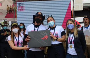 Grupo de bomberos recibiendo el 1er puesto en la carrera