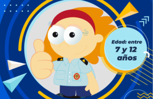 Niña de bomberitos con mano levantada 