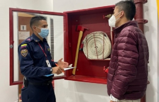 Dos personas de frente al lado de un punto de emergencia 