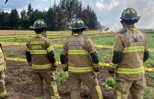 Cuatro Bomberos viendo la destrucción de pólvora