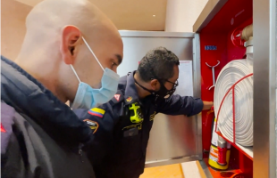 Bombero realizando inspección 